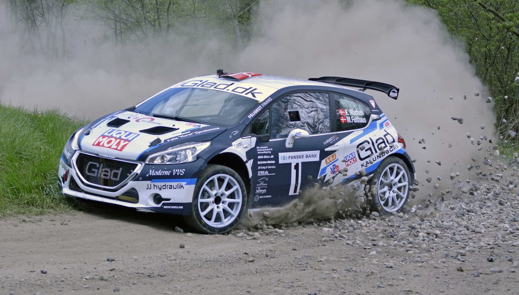 DM-førende Kenneth Madsen og Mette Felthaus præsterer fuld rally-power i deres Peugeot 208